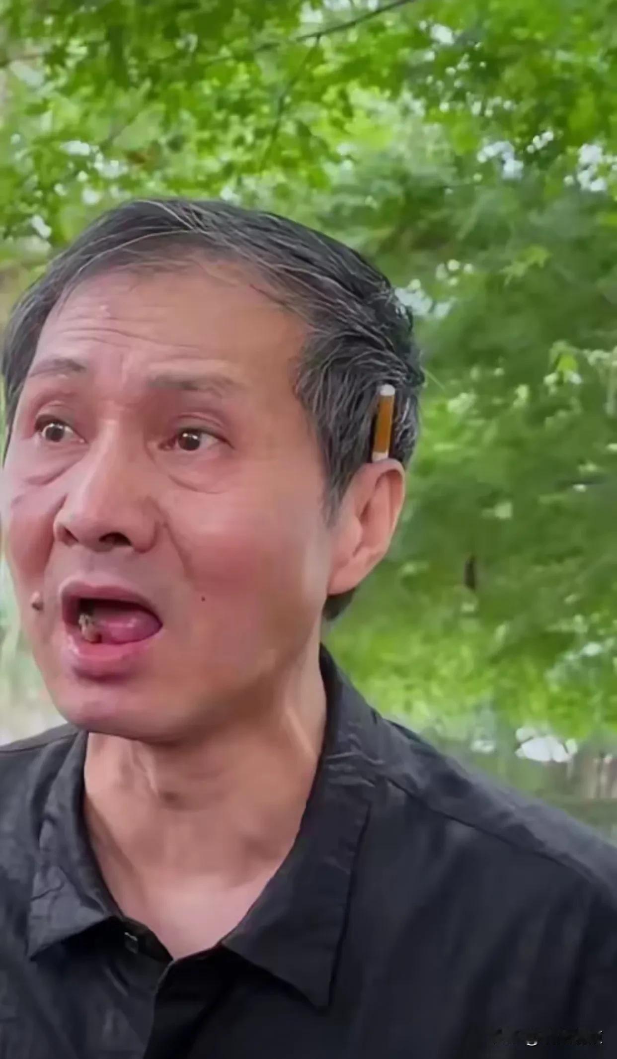 上海炒股爷叔，都是什么神仙？“买得伟大，套得光荣”！蓬头垢面，缺牙，香烟夹在耳朵