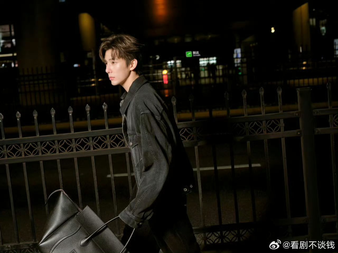 王安宇你帅的太权威了，每一帧都如此令人心动王安宇巴黎时装周出图 