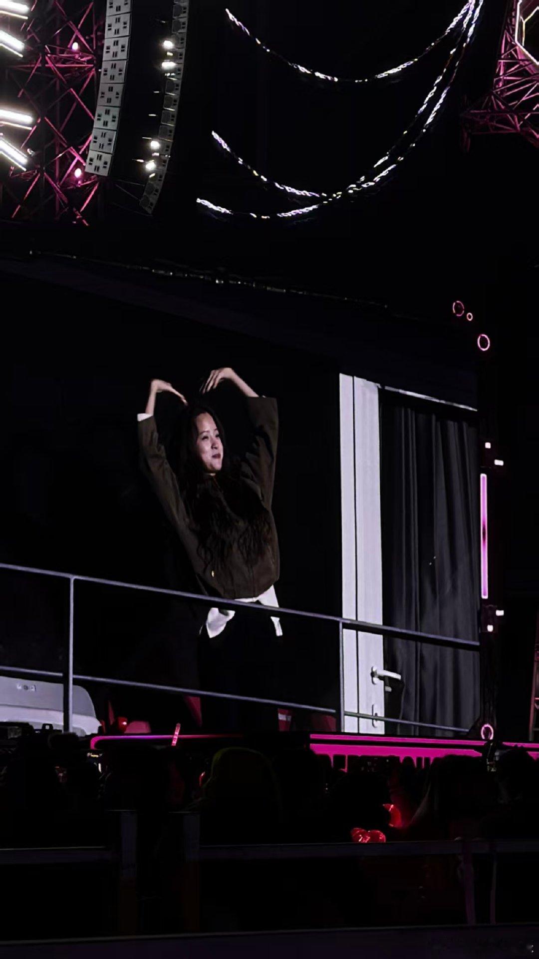 欧阳娜娜来看汪苏泷演唱会了 汪苏泷杭州演唱会欧阳娜娜来看汪苏泷演唱会了，还在大屏