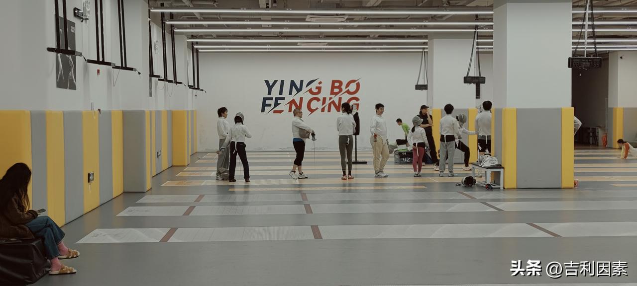 退休生活彰显人品境界
一个老局长退休后找了一片林子，一个人在那里栽树养鱼，耕作种