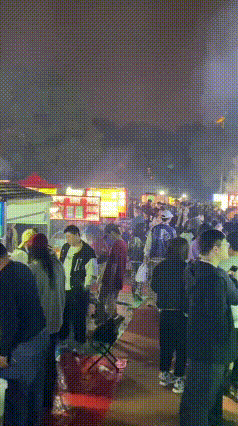 以为路边摊可是城市里的烟火气担当，价格实惠，出餐又快，是咱打工人下班、路人逛街，