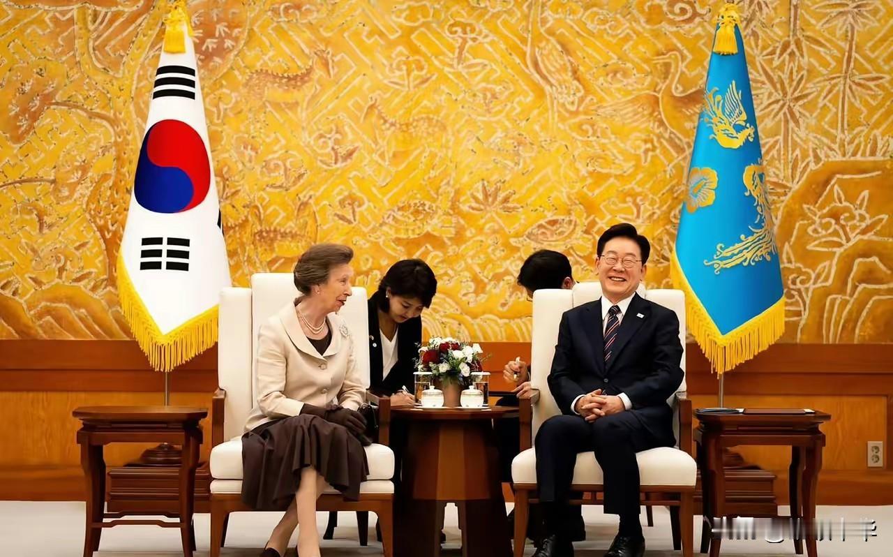 即使是英国长公主到访韩国，李在明总统也是按照上级接待下级的模式进行安排设置现场场