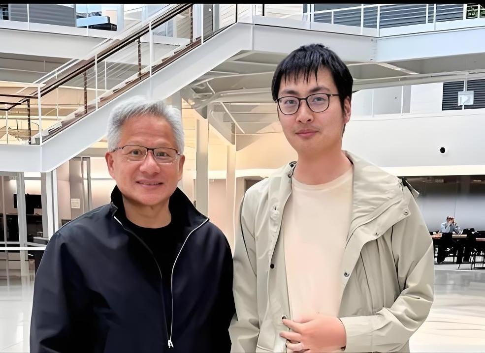 特朗普嘴上说“领先一年”，身体很诚实——一周挖走中国6个AI大脑，4亿美元眼都不