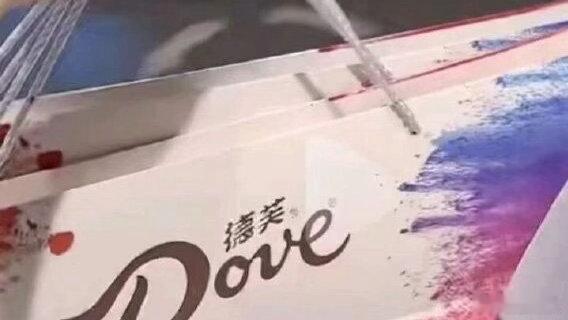 德芙的致歉声明与其说是一份危机公关，不如看作是一次品牌契约精神的秩序重构。那句“