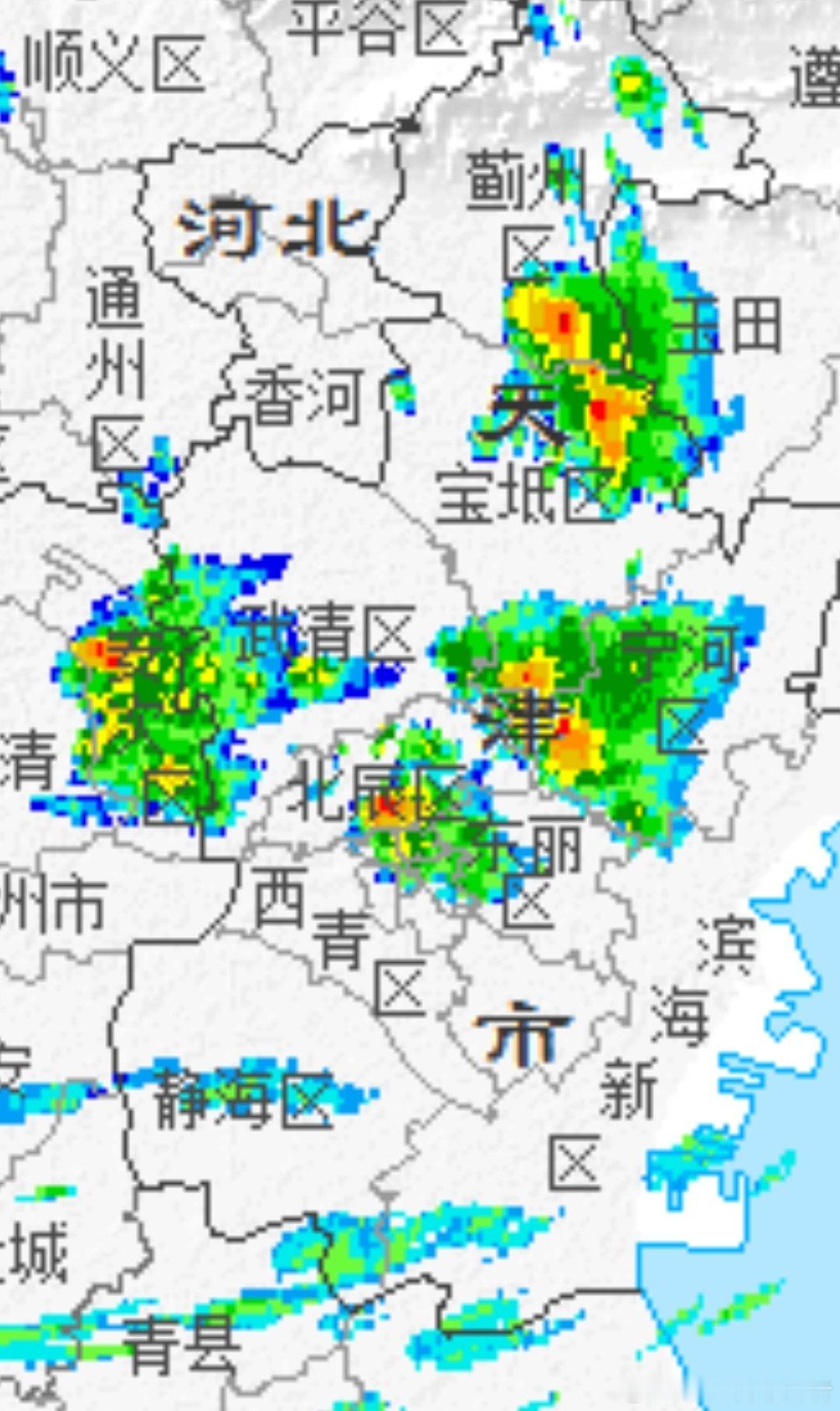 目前天津境内有分散性的阵雨和雷阵雨，北部地区以雷阵雨为主，目前能量比预报的强，因