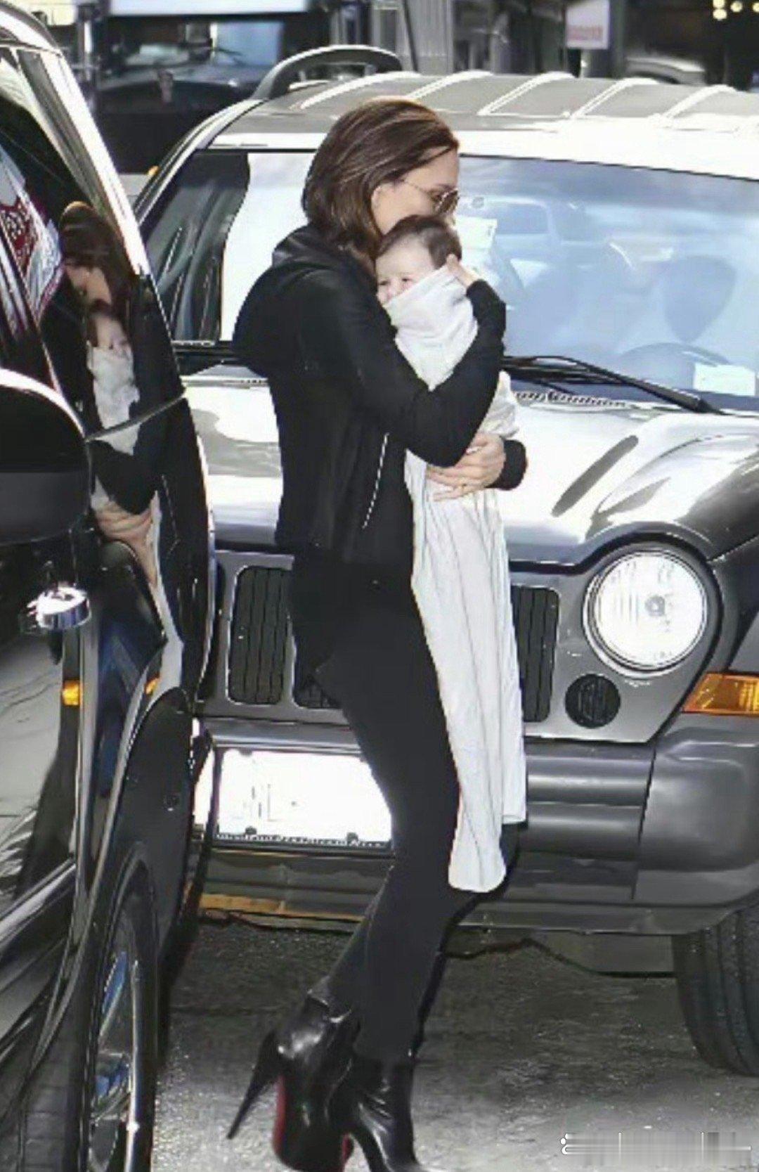 当年贝克汉姆老婆维多利亚脚踩恨天高抱孩子，被媒体骂惨了 