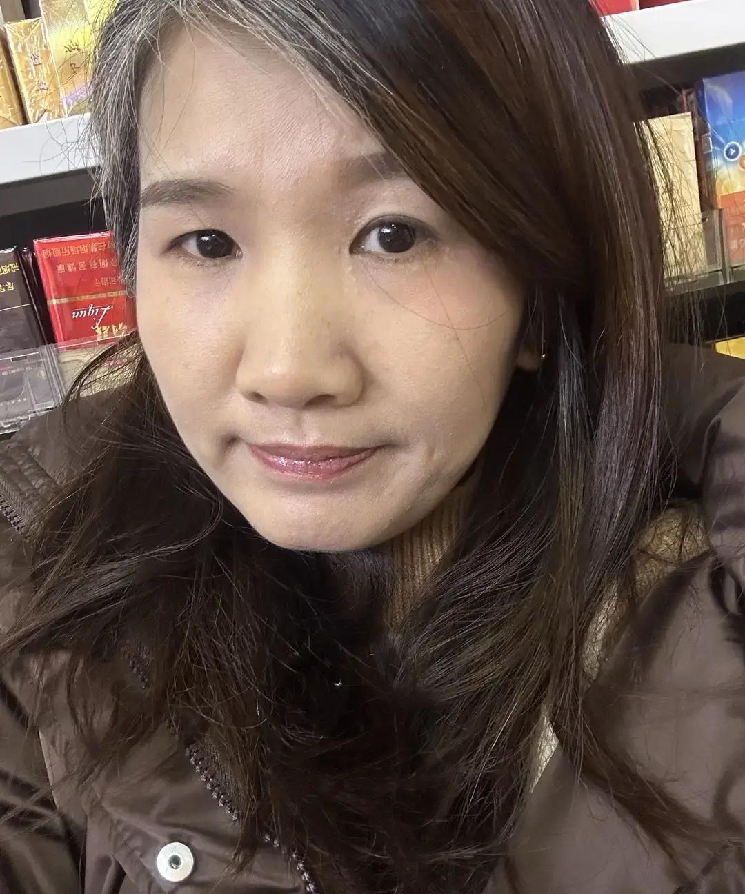 刷到个帖子，说爸妈跟姐姐姐夫吵架后全跑来找“我”倒苦水，手机从早震到晚，全是“你