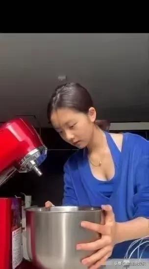 黄多多又因穿着性感惹争议，
这次不是泳装照，而是低胸装，
她在制作蛋糕时频频走光