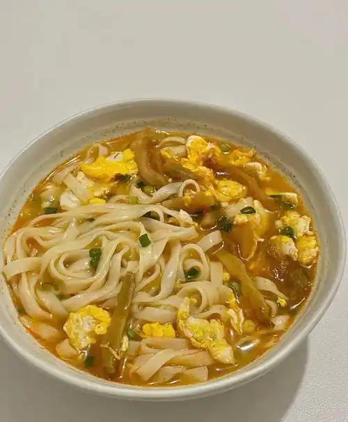 我觉得再怎么难也没有小时候难，小时候爸妈出去打工，我被寄养在姑妈家，姑妈三天两头