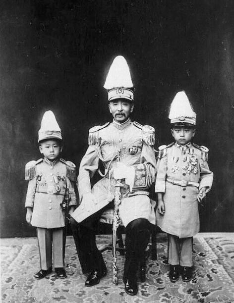 1924年的中国北方，硝烟弥漫的长城防线之上，藏着一场无人预判的惊天变局。

直