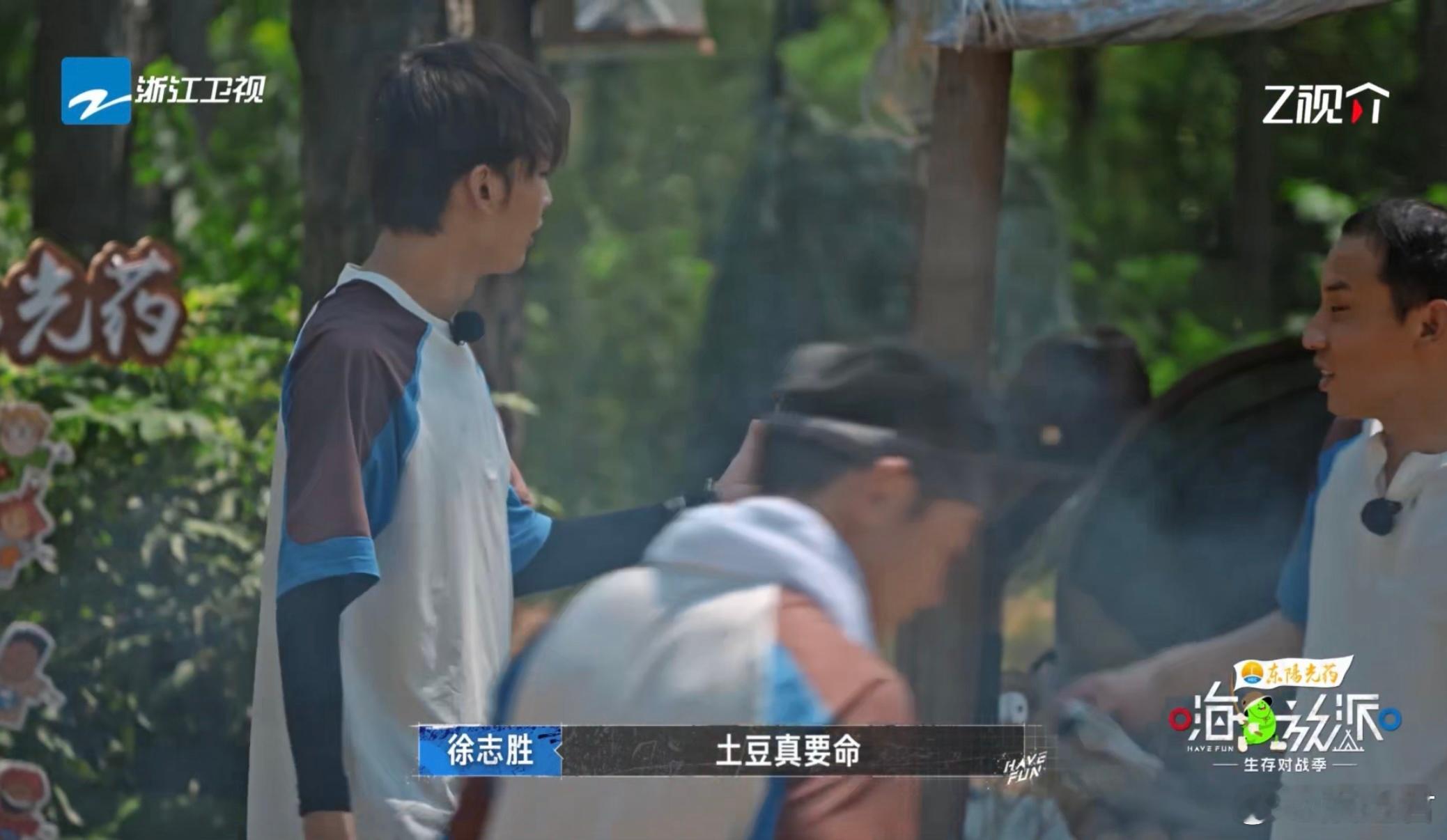 没人告诉王赫野生土豆不能吃吗嗨放派王赫野做饭时的胆子真是大到不行！生土豆都敢咬，