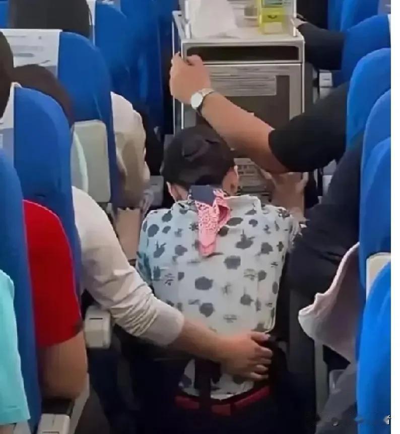 空姐跪的不是乘客，是饭碗！！！

餐车蹭了一下手肘，没破皮，没见血，空姐当场道歉