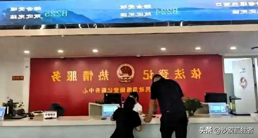 这就是命啊！一对夫妻闹离婚，在去民政局的路上，妻子突然不舒服，恶心呕吐，丈夫见状