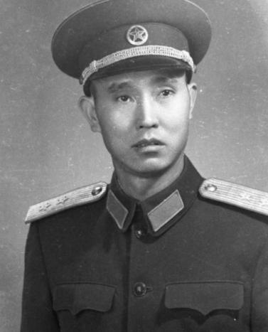 1947年，一名解放军师长，大腿根部受伤住院，这时，一19岁女护士来到他的病房，