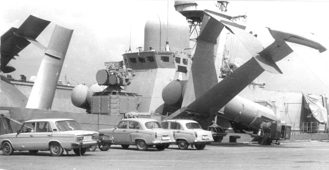 硕大的水翼导弹快艇的水翼！