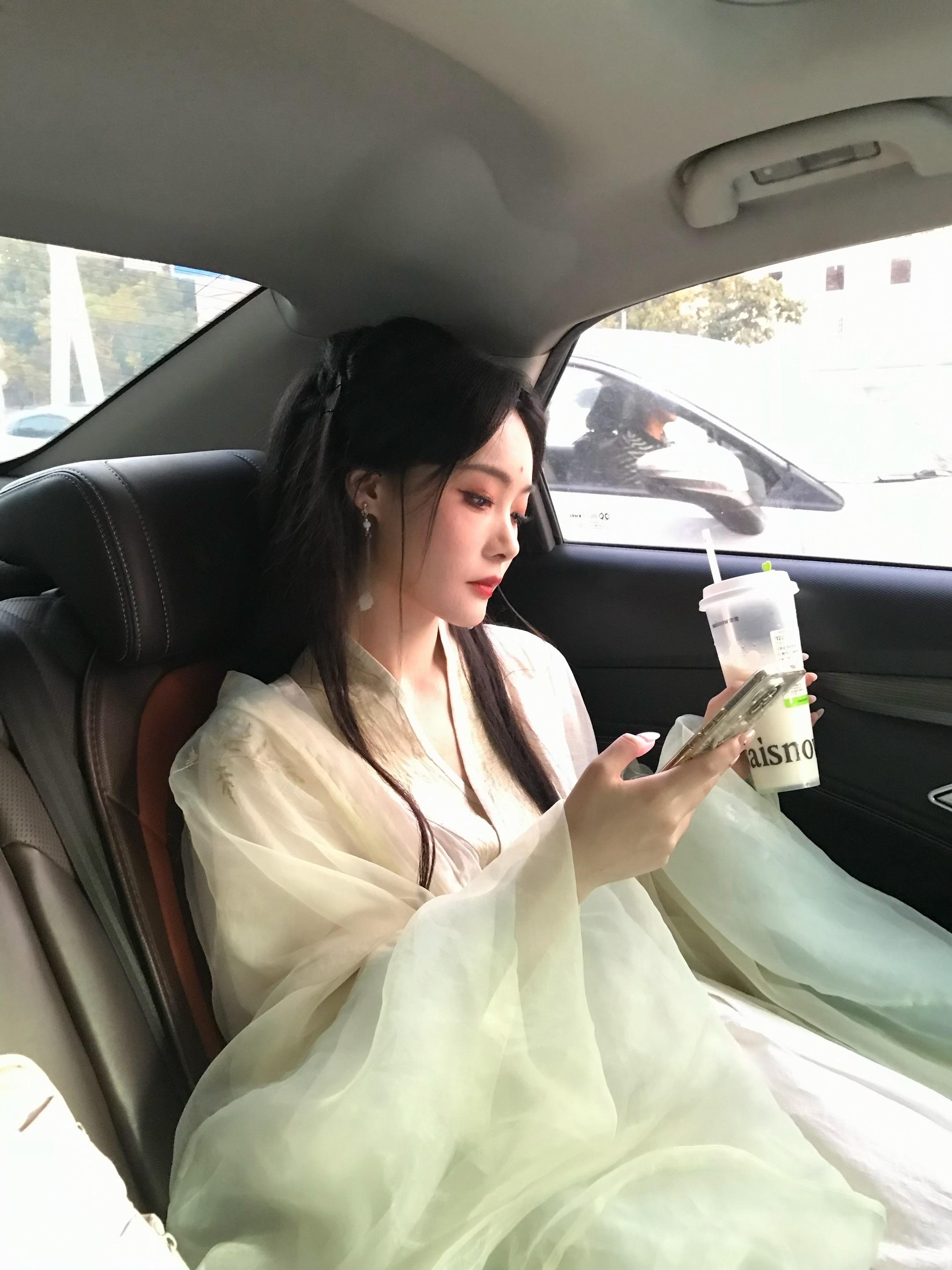女明星下班路透。