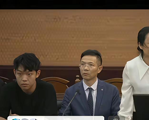 今晚央妈12频道，李老师风采尽显！课堂上痛斥被诬告者的镜头，让人看到他为正能量奔