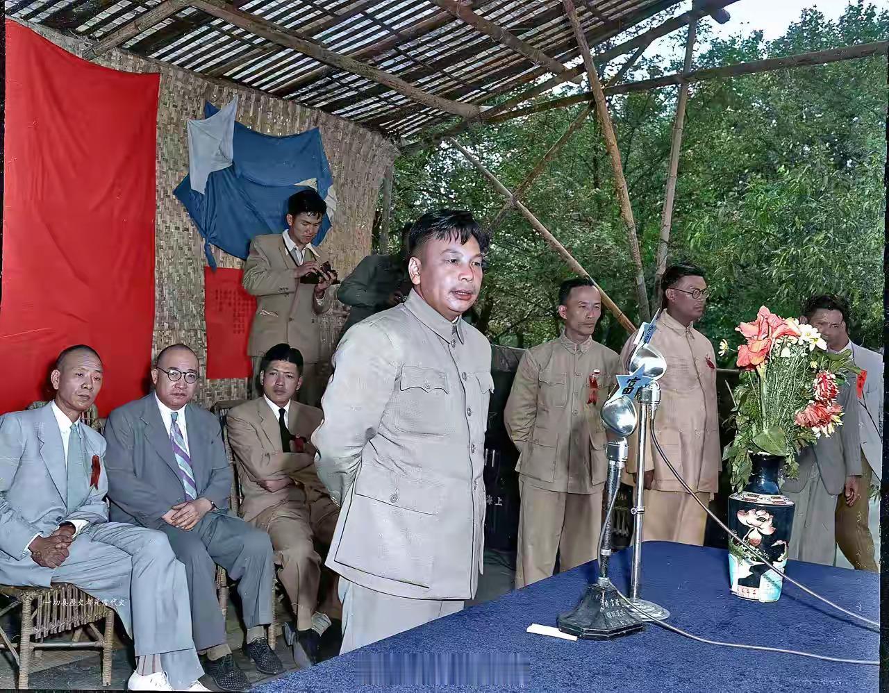 1948 年的上海，蒋经国以经济管制督导专员身份，轰轰烈烈推行打虎限价改革。他重