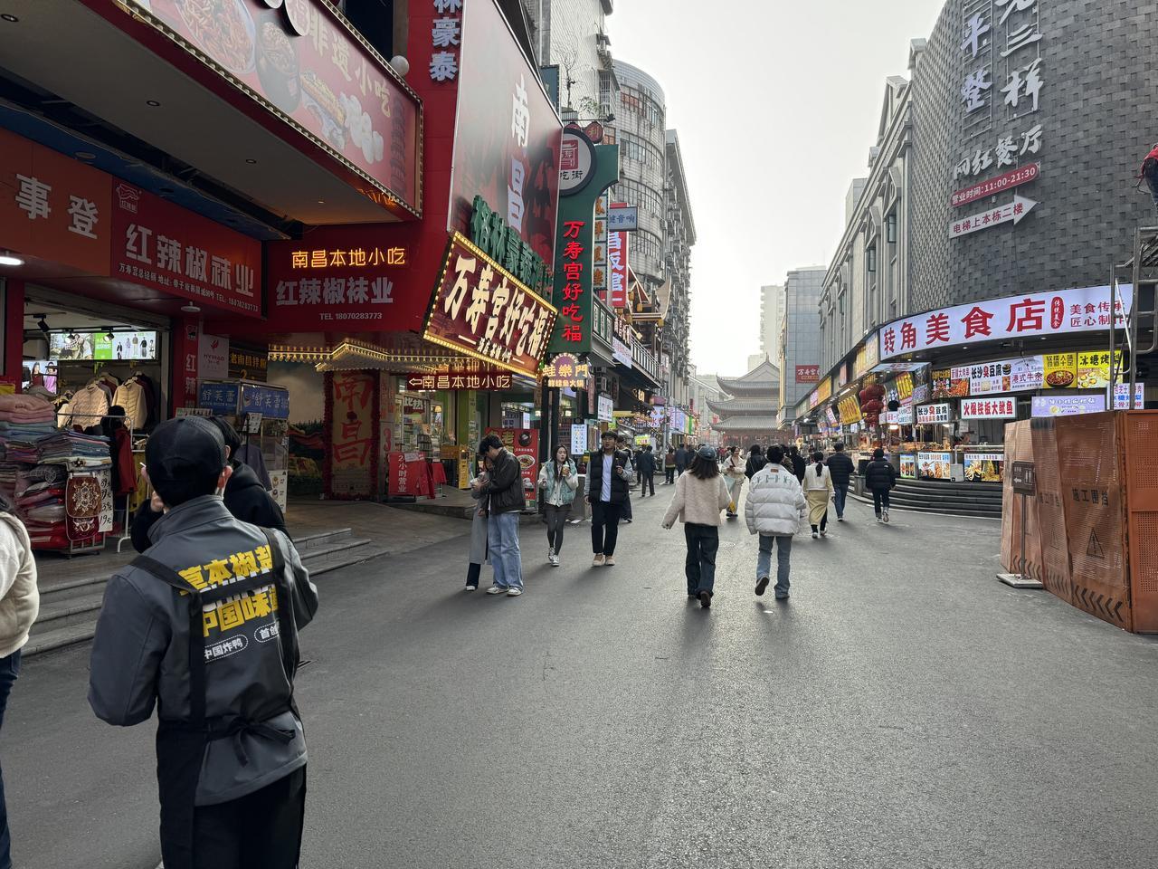 2026年元旦，游万寿宫小吃街，新年带来新变化。很多店铺进行了升级改造，由原来的