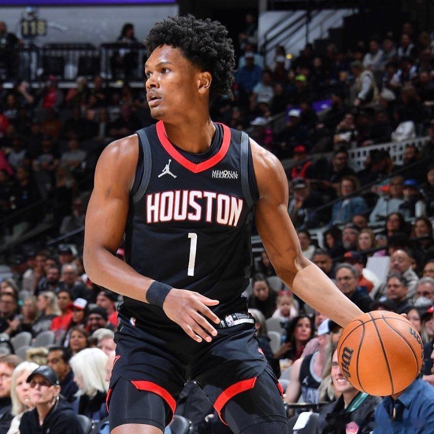 三年级阿门·汤普森：场均18.3分 | 7.8篮板 | 5.3助攻 | 1.5抢