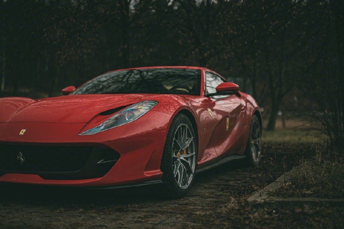 Ferrari 812 Superfast 激情燃烧！炫酷十足！！！[二哈] ​