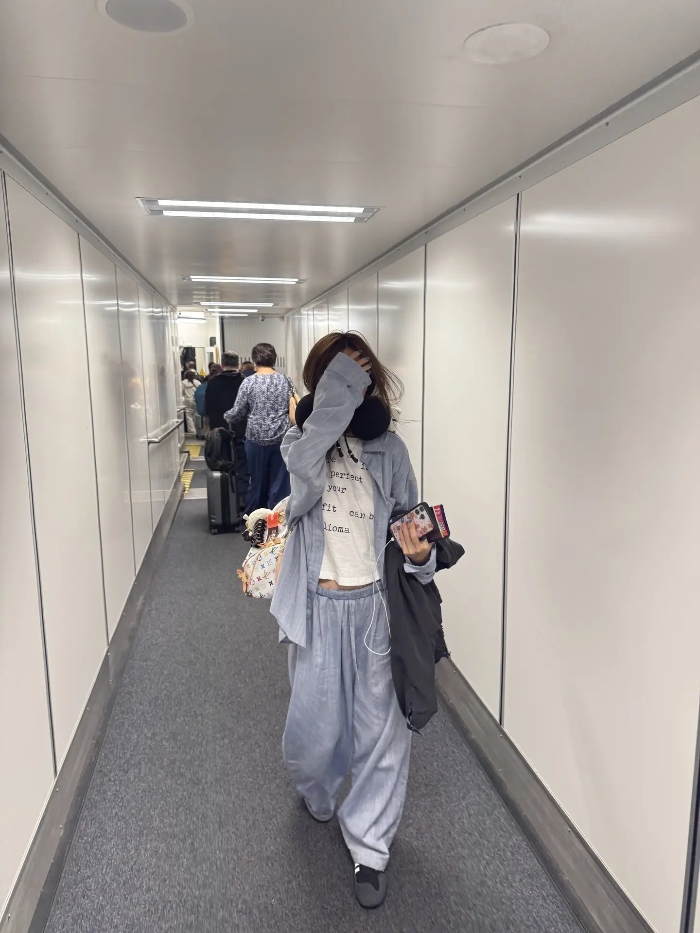 赶飞机✈️。