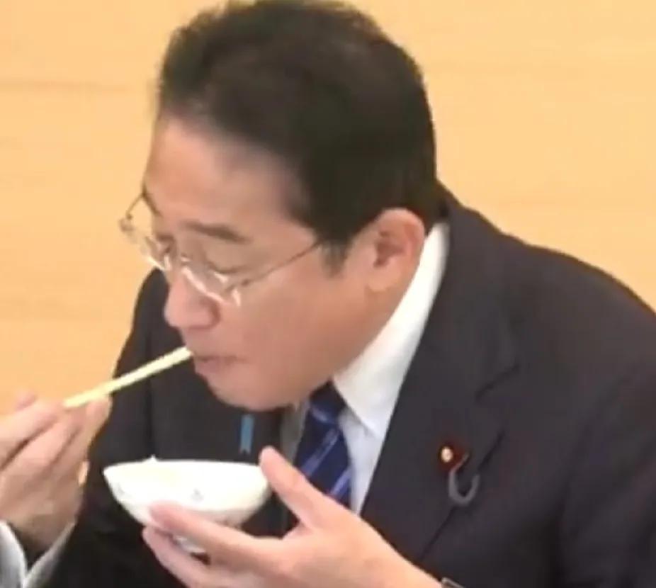 日本首相岸田文雄开始作秀了，为了证明福岛水产品没有受到辐射，他带领经济产业大臣西