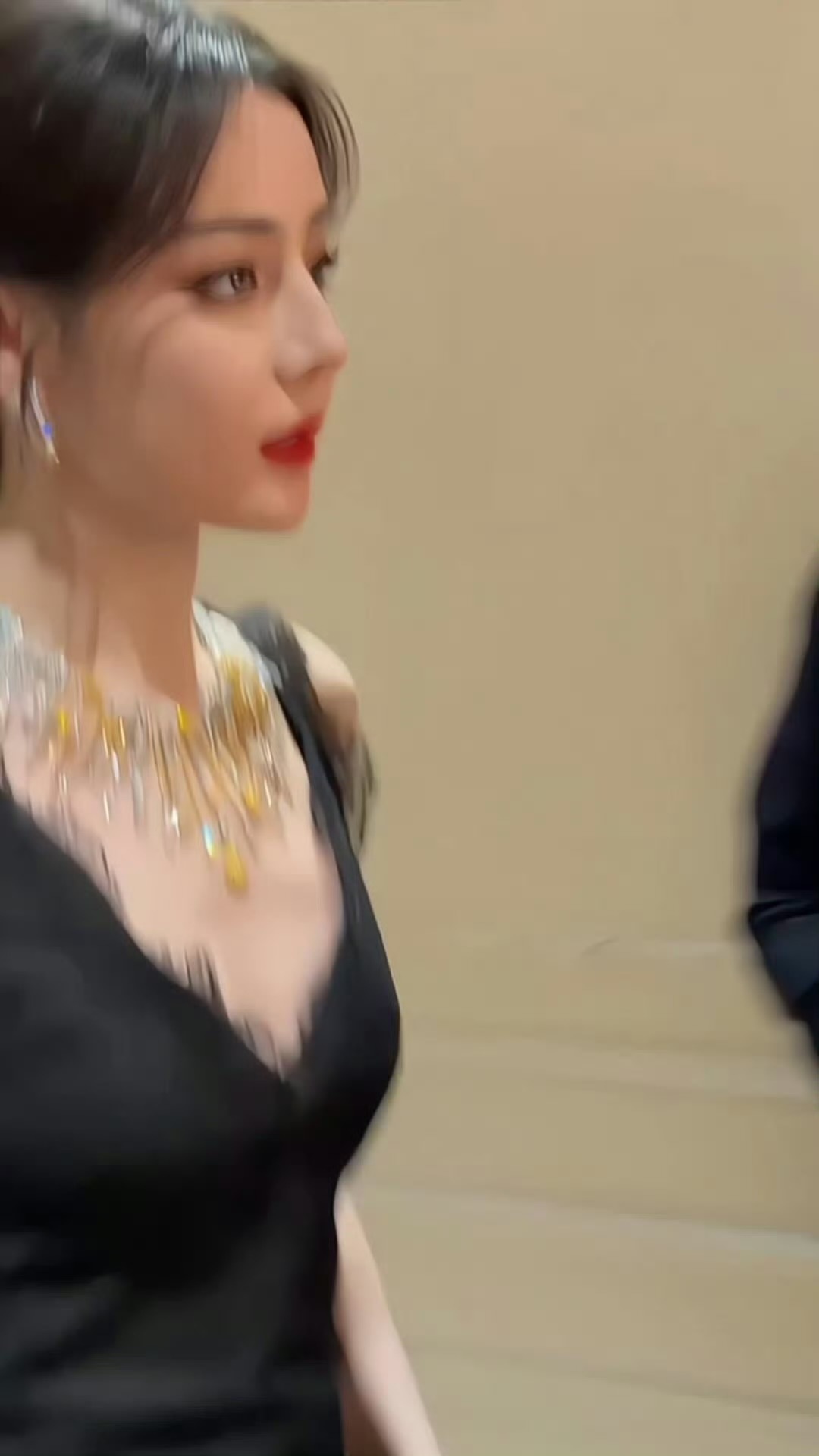 迪丽热巴是女王来的吧，气场好强