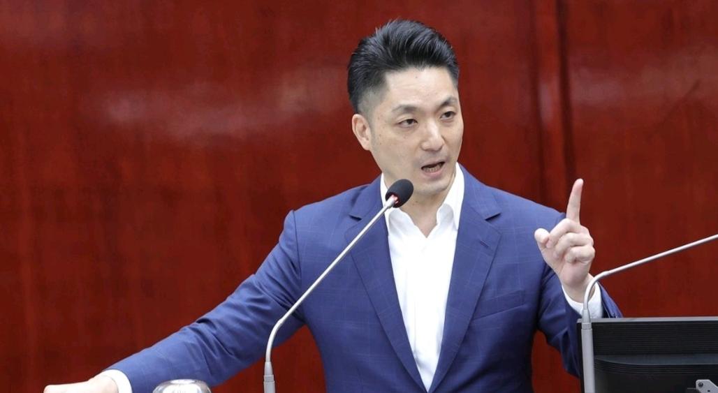 台北市长蒋万安最近一边怒怼陆委会“政治肃杀”，一边掉头向海峡对岸喊话——要求大陆