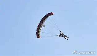 员工遇难跳伞基地去年曾变更负责人天津跳伞事故让人唏嘘，两名工作人员不幸离世。翻看