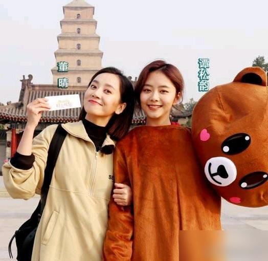 都说谭松韵红了之后，拉了闺蜜董晴一把，让她演了《我的山与海》。
很多人一听，第一