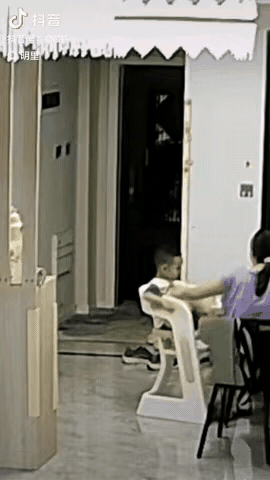 但凡宝妈用点心，动作快一点，宝宝也不会从从宝宝椅子上摔下来。
宝宝和妈妈在餐桌上