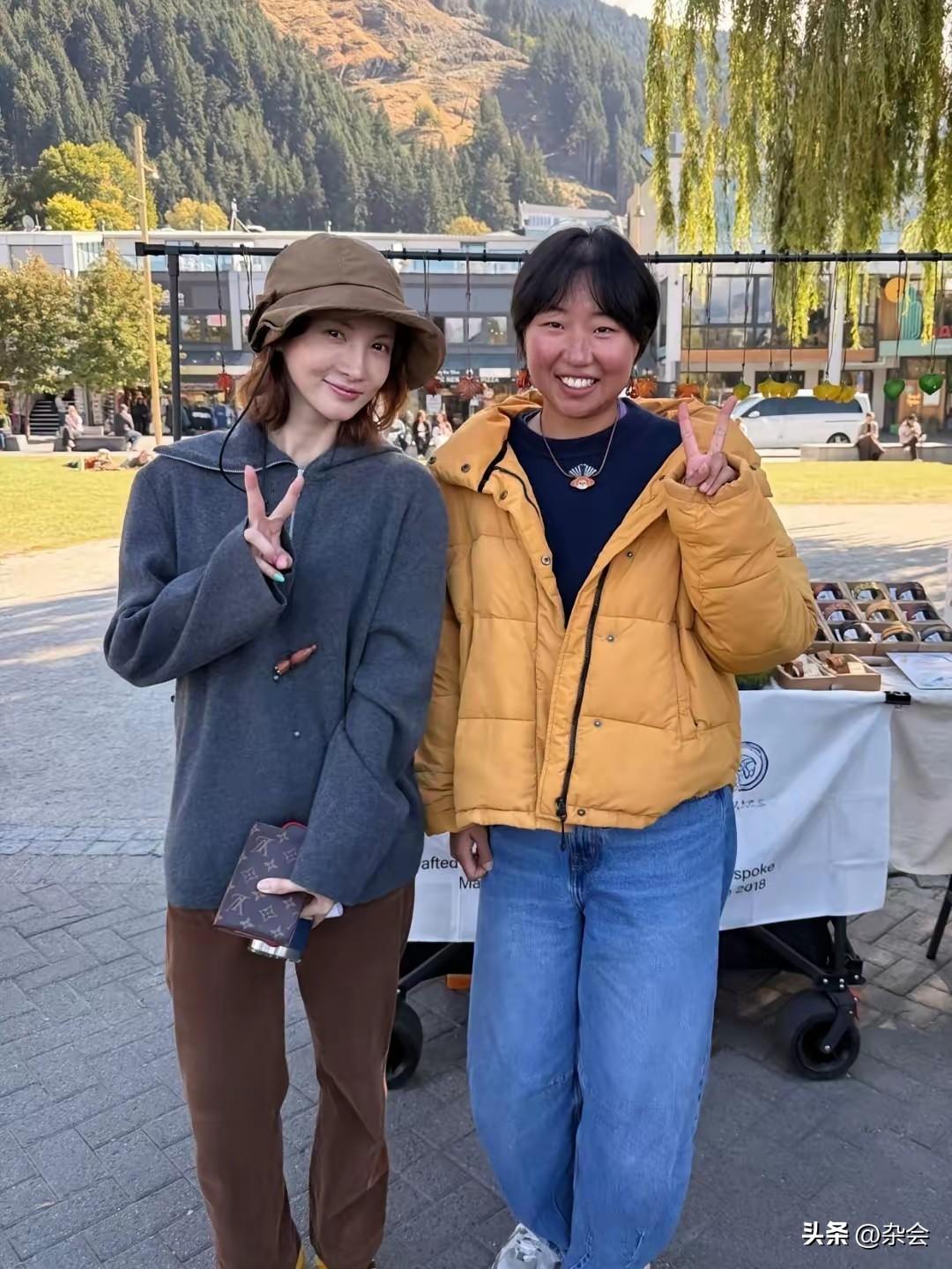 近日，36岁的金晨在新西兰旅游逛街时被网友偶遇。现实中的她十分消瘦，皮肤白皙嫩滑