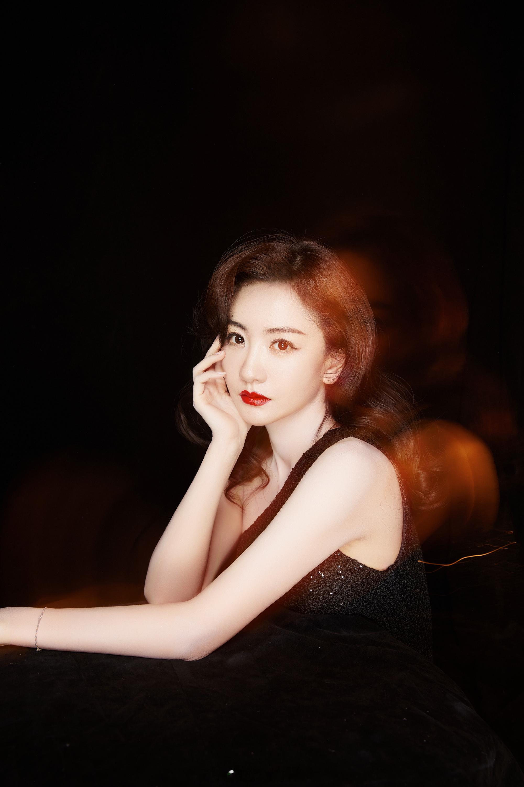 杨蓉卷发红唇热烈迷人 