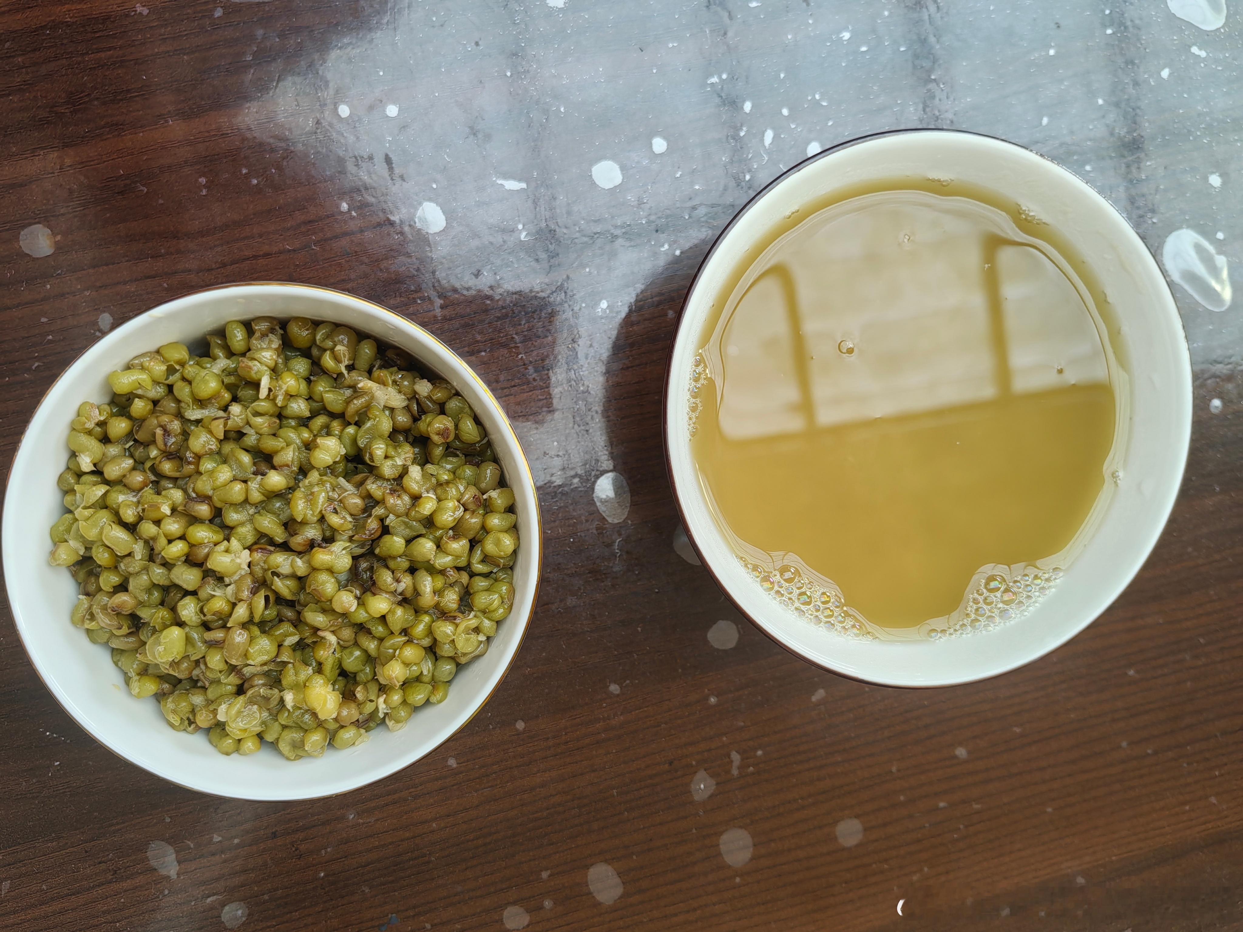 夏季养生 夏天到了，绿豆汤和西瓜确实是解暑神器，我们家每天中午喝绿豆汤，晚上吃西