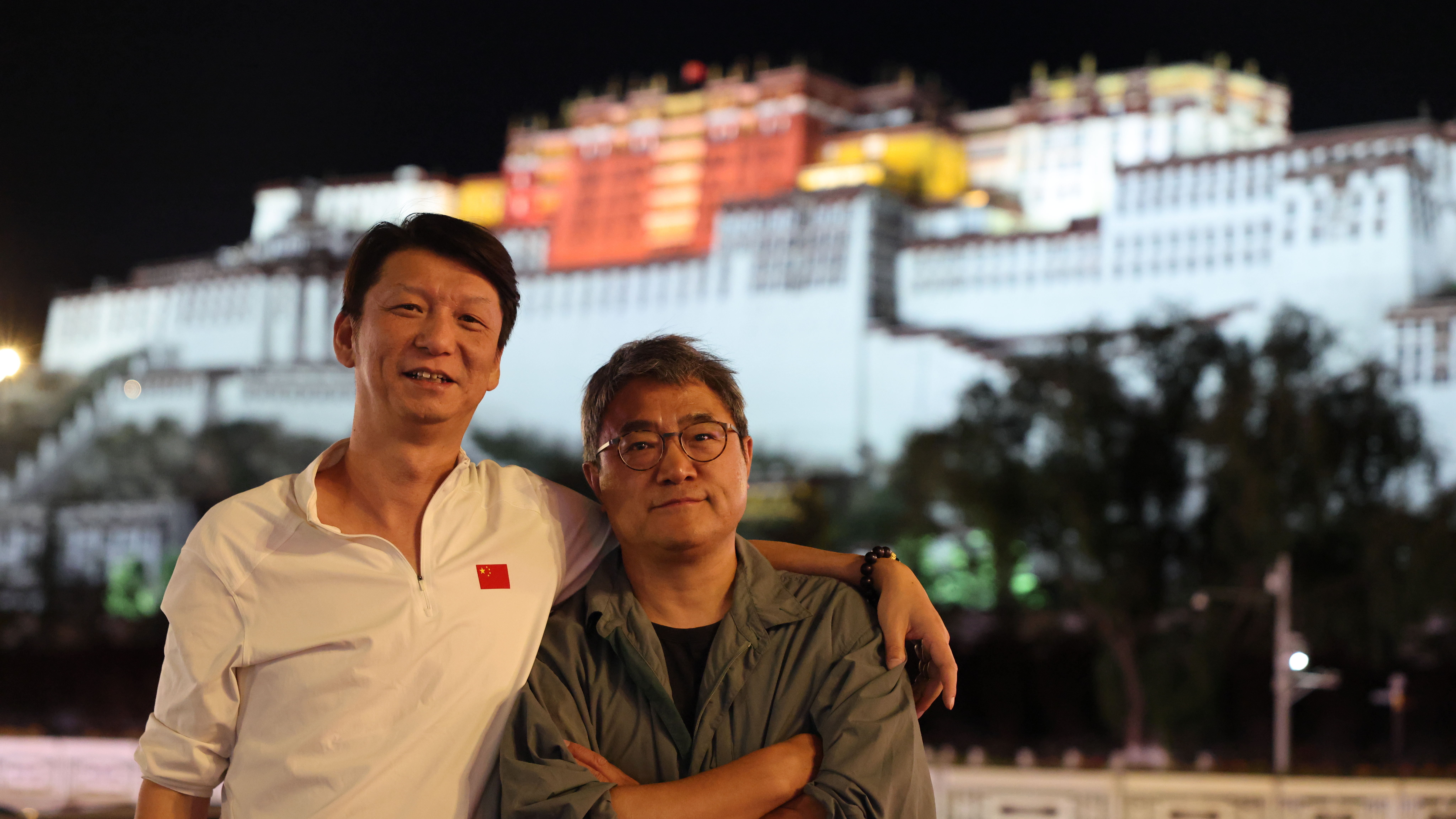 在喀什上阿里的时候遇到两个大哥自驾，俩人心态特别年轻，财富自由，每年会自驾很多地