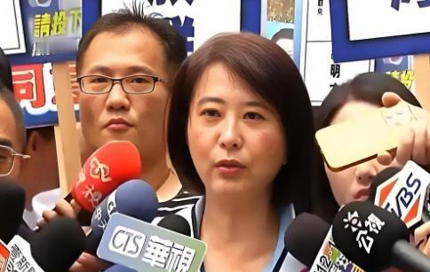 国民党立委王鸿薇公开表态，若解放军再举行围台军演，将和民进党联手硬推，这话一出，