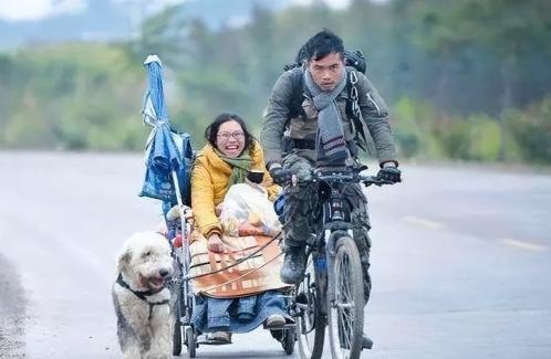 “与其在家等死，不如出去走走。”2015年，广西小伙丁一舟在得知女友得了绝症后，
