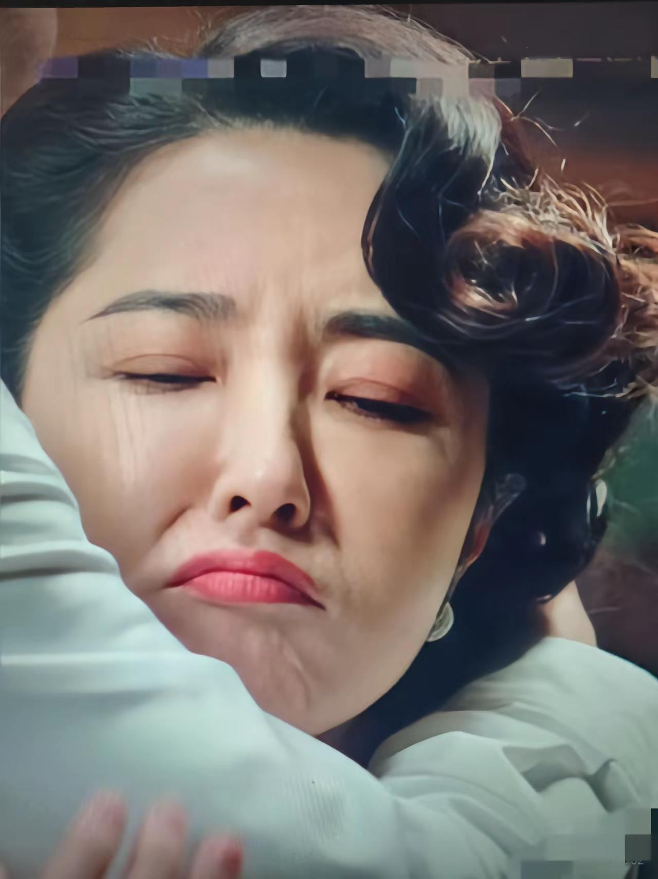 看到曾黎在《沉默的荣耀》里撒娇的神情，真让人从头皮麻到脚底，尴尬透顶。
作为一个