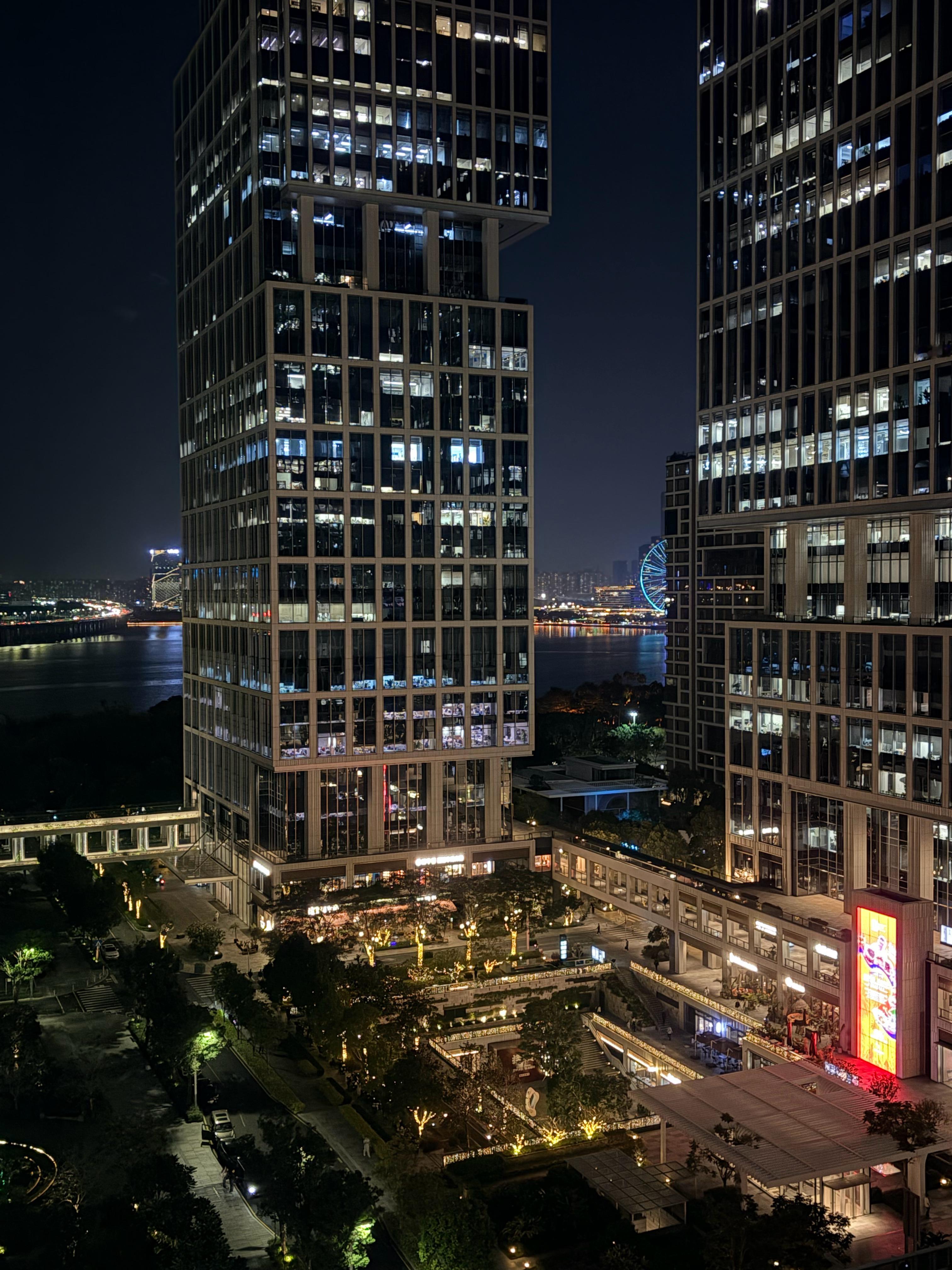 感觉这几年每个城市都建了一个摩天轮也不知道为啥不约而同可能是偶像剧看到了？ 深圳