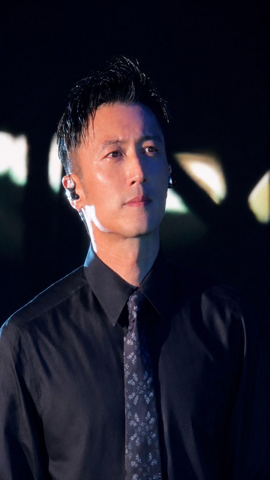 刷到谢霆锋演唱会无修生图我瞬间看emo了。从前自带锐气、气场超强的他，这次看着格