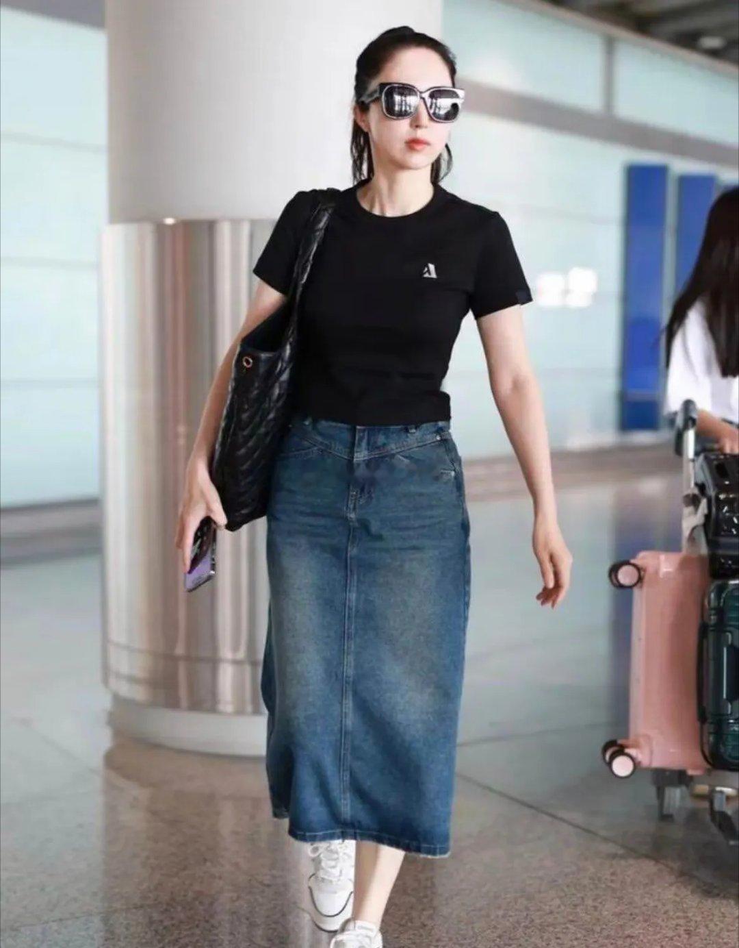 董璇黑色T恤低调沉稳衬出好气色，牛仔裙利落清爽自带青春感，二者搭配时髦减龄又高级