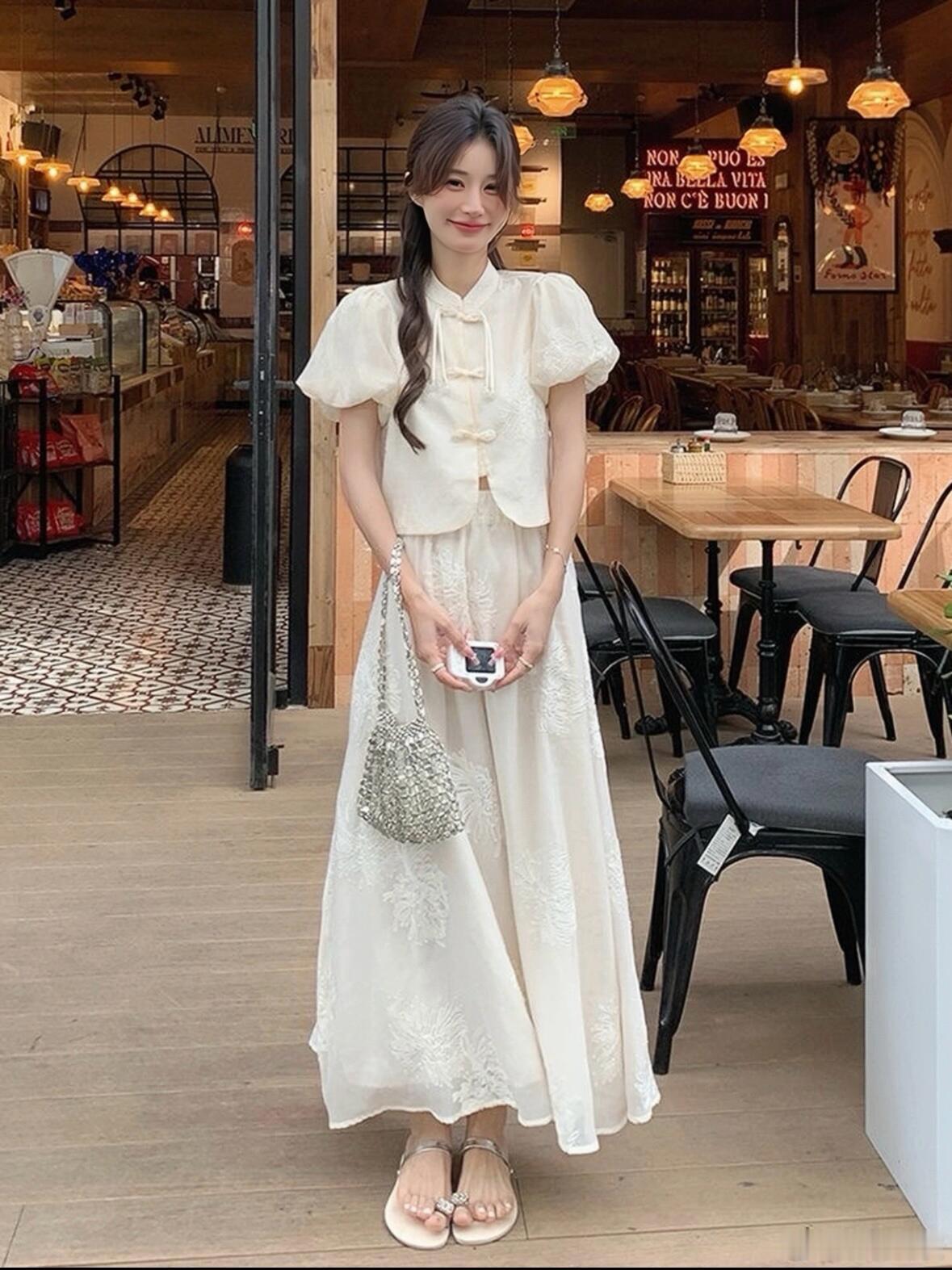 🌸被问爆的国风套装：优雅永不过时，夏日白月光穿搭！🍃✨姐妹们，这套国风白色套
