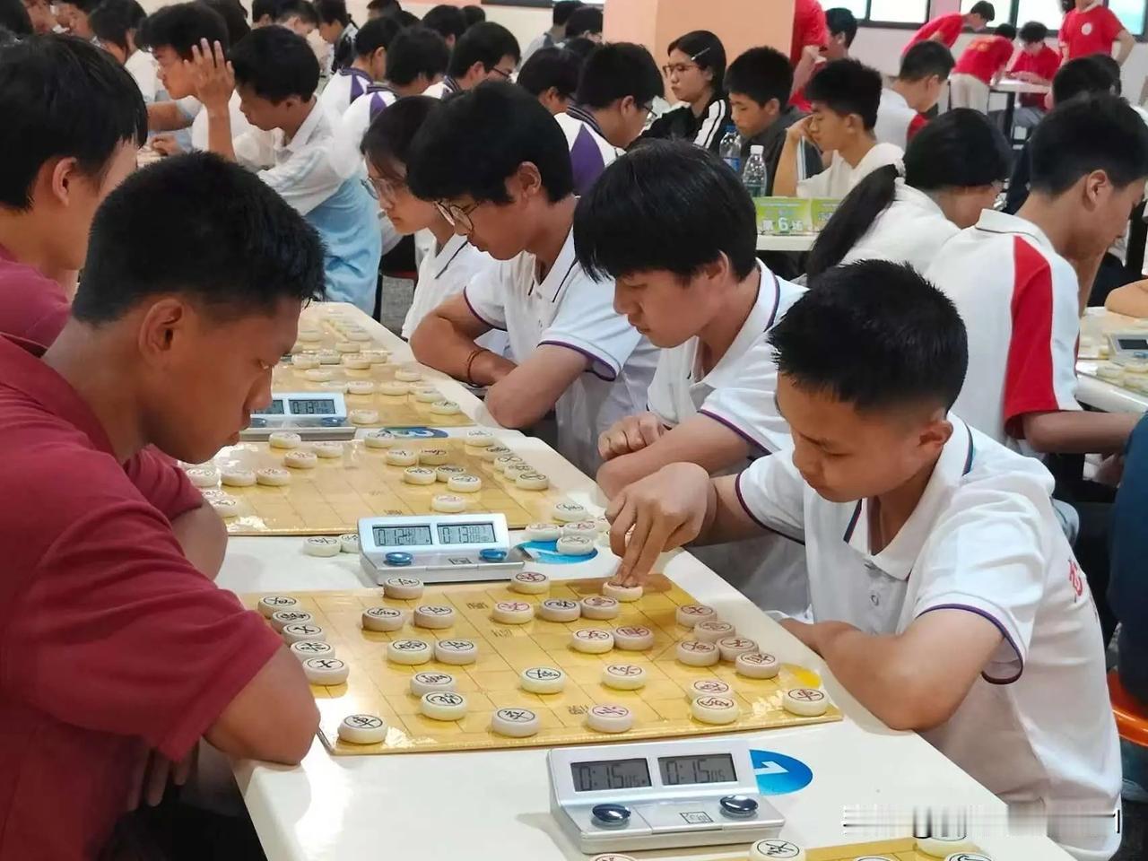 小小棋盘藏世间道理，落子进退皆是取舍。开局布子谋长远，中盘周旋懂隐忍，残局收官知