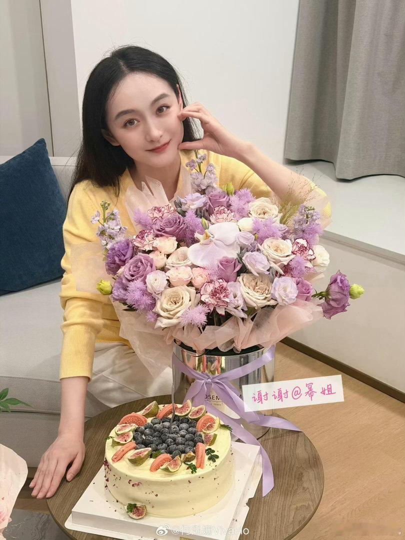 何泓姗给杨幂送生日祝福何泓姗和杨幂会互偷对方的菜活动现场何泓姗暖心为杨幂庆生，不