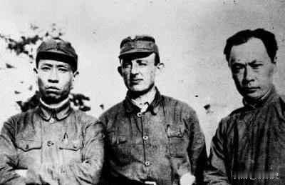 1941年1月，皖南事变爆发，新四军军部遭遇毁灭性打击，九千余骨干兵力折损，叶挺