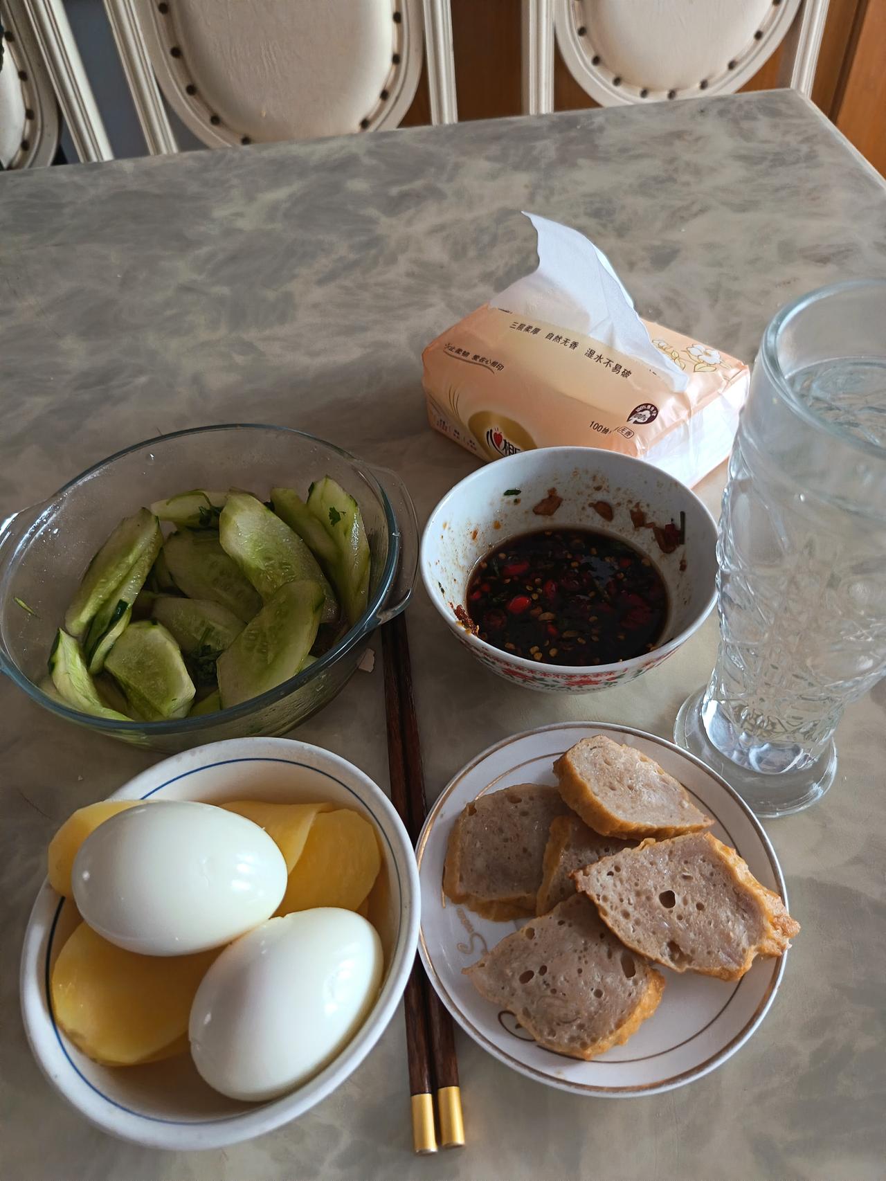 今天早上6点半起来洗漱了一下，就跟着抖音跳操半个小时。

出了一点汗，浑身轻松，