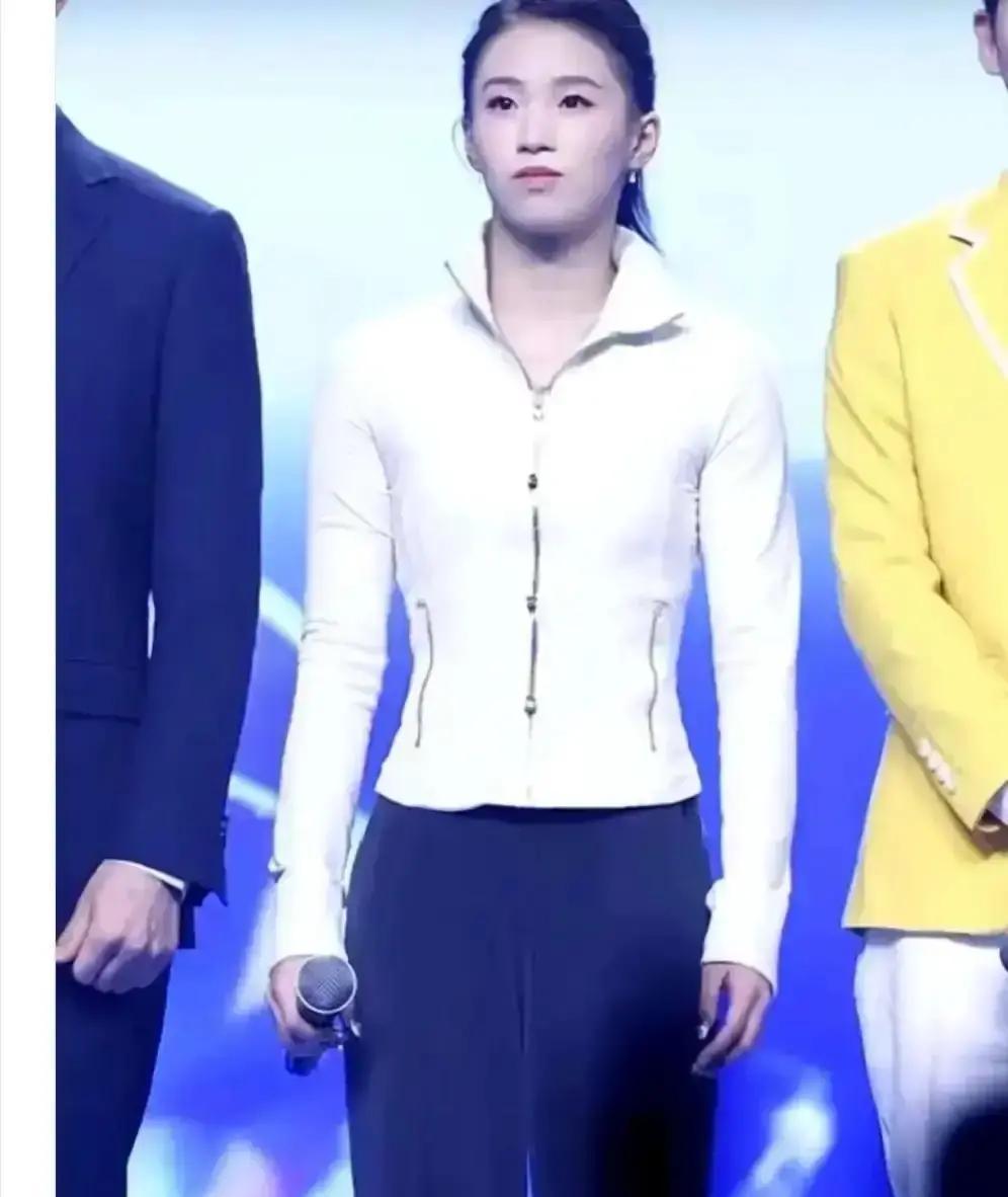 8分钟连跑3场，谁还顾得上寒暄
 
后台实拍里，男星点头就走，曹可凡僵在原地。弹