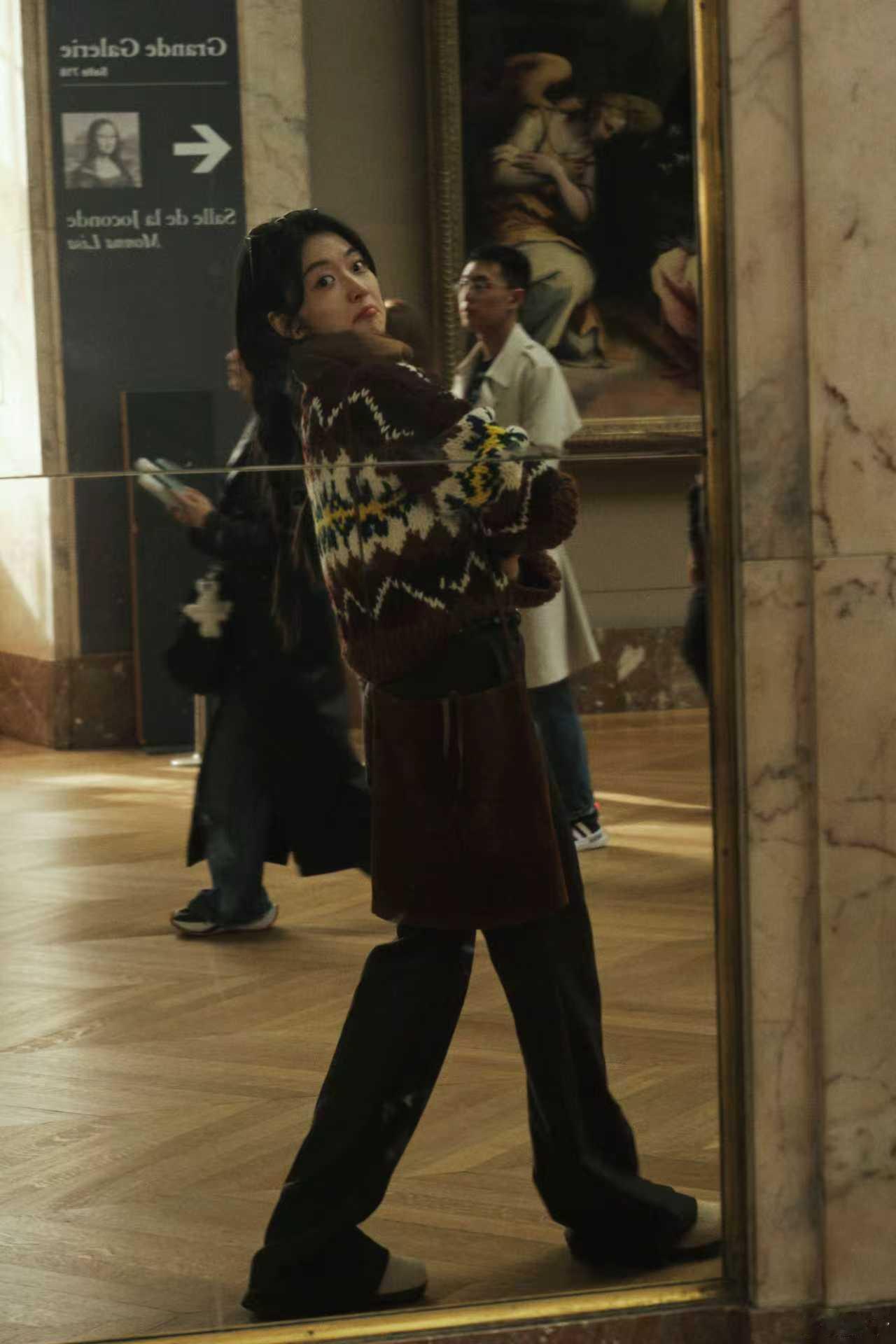 孙千巴黎秋日随拍 孙千巴黎秋日随拍来啦！ ​​​​双麻花辫＋棕色毛衣，秋日氛围感