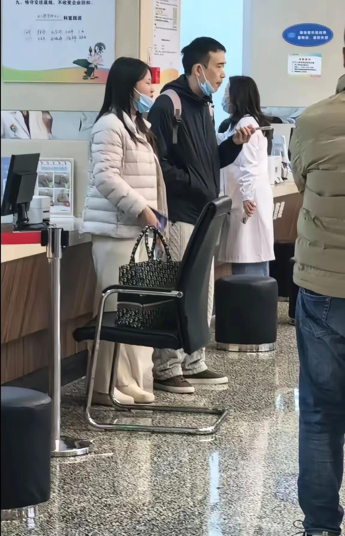 看洛熙爸妈的穿戴，就知道他们原本日子过得体面富足。
 
可现在的他们，完全没了往